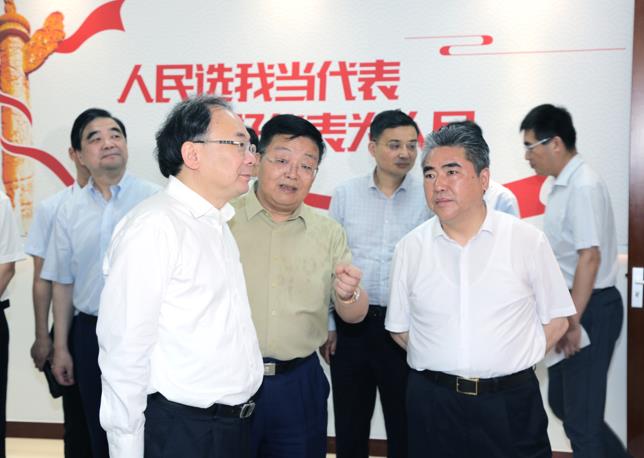 省人大常委会常务副主任李小敏一行 莅临赏金船长药业调研